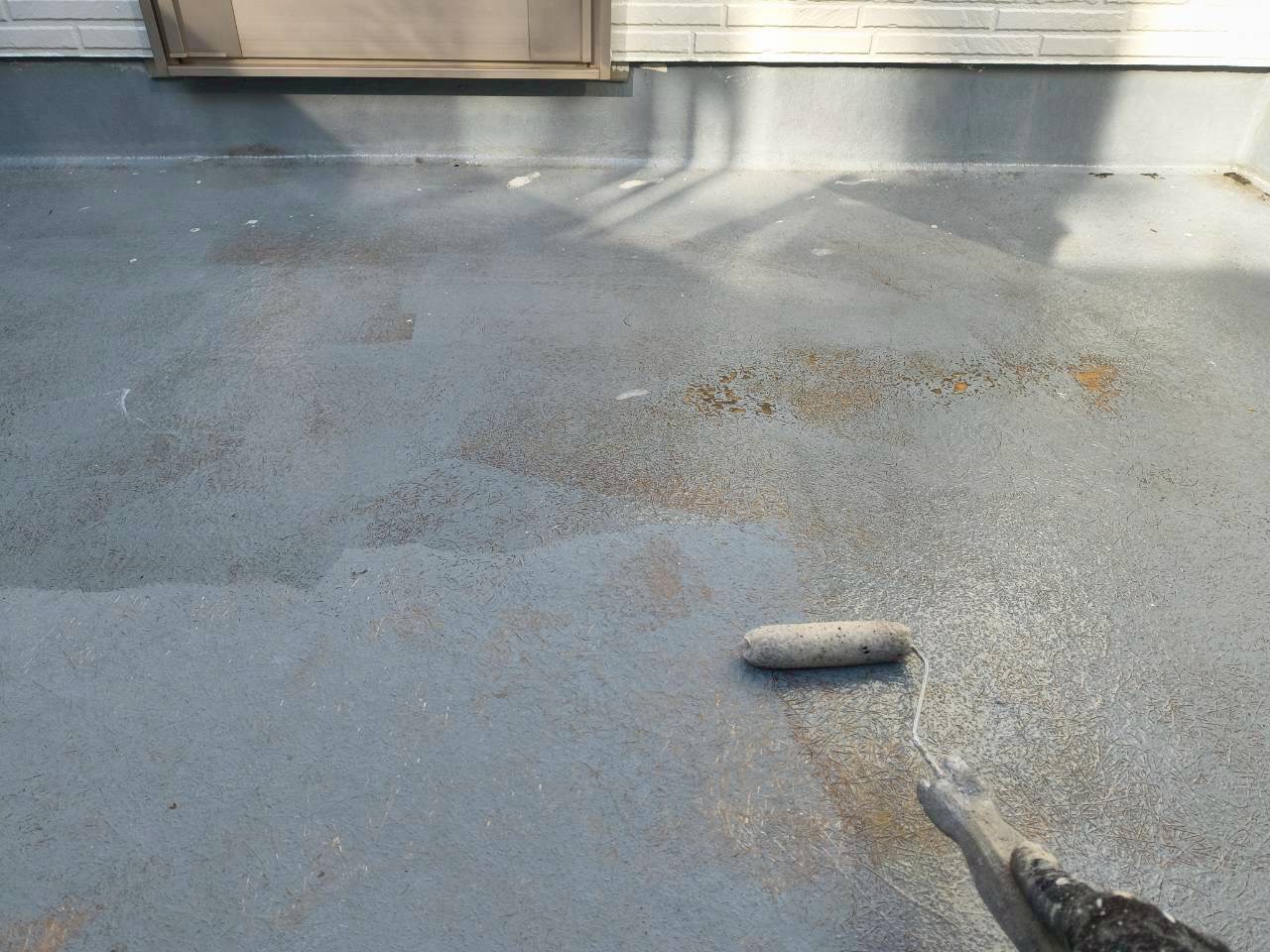 バルコニー床に塗装中